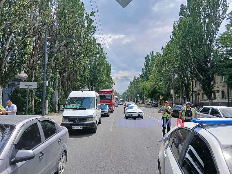 Четыре автомобиля столкнулись в Николаеве: из-за ДТП движение в центре практически остановилось Четыре автомобиля столкнулись в Николаеве: из-за ДТП движение в центре практически остановилось