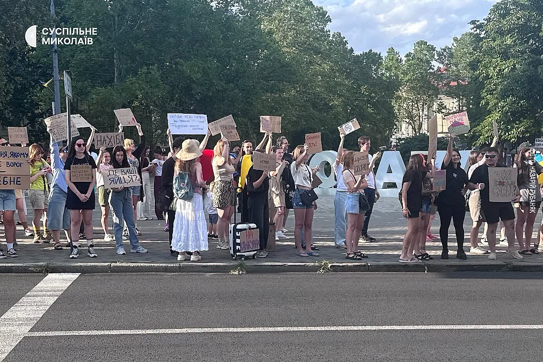 В Николаеве и других городах Украины продолжаются протесты против увольнения Федорова В Николаеве и других городах Украины продолжаются протесты против увольнения Федорова