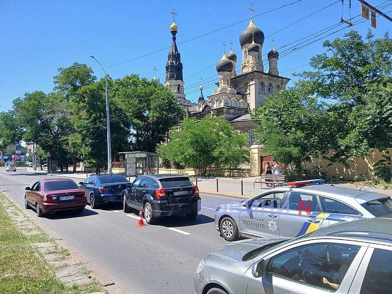 В центре Николаева «Додж» врезался в «БМВ»: движение затруднено В центре Николаева «Додж» врезался в «БМВ»: движение затруднено
