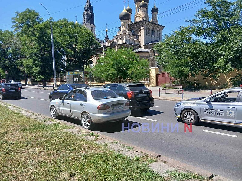 В центре Николаева «Додж» врезался в «БМВ»: движение затруднено В центре Николаева «Додж» врезался в «БМВ»: движение затруднено