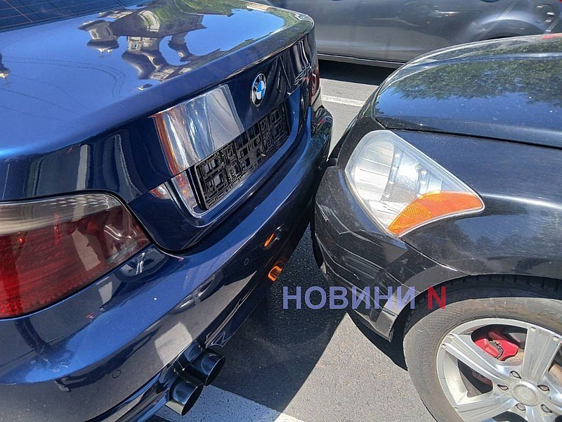 В центре Николаева «Додж» врезался в «БМВ»: движение затруднено В центре Николаева «Додж» врезался в «БМВ»: движение затруднено