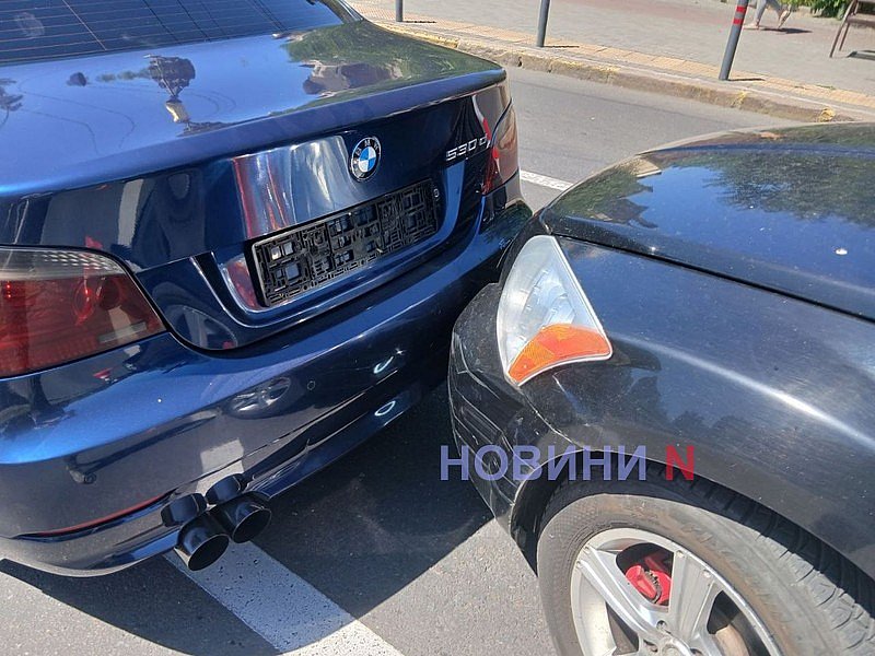 В центре Николаева «Додж» врезался в «БМВ»: движение затруднено В центре Николаева «Додж» врезался в «БМВ»: движение затруднено
