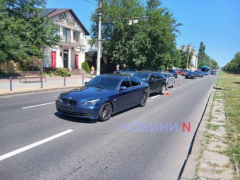 В центре Николаева «Додж» врезался в «БМВ»: движение затруднено В центре Николаева «Додж» врезался в «БМВ»: движение затруднено