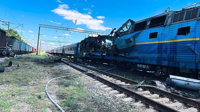 В Запорожской области российские дроны атаковали пассажирский поезд В Запорожской области российские дроны атаковали пассажирский поезд