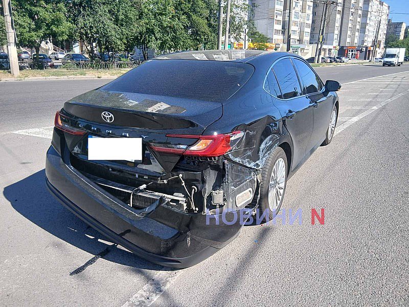 Toyota не пропустила MAN на кольце в Николаеве: движение затруднено Toyota не пропустила MAN на кольце в Николаеве: движение затруднено