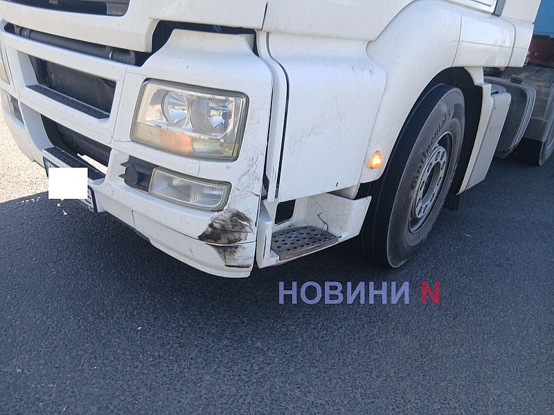 Toyota не пропустила MAN на кольце в Николаеве: движение затруднено Toyota не пропустила MAN на кольце в Николаеве: движение затруднено