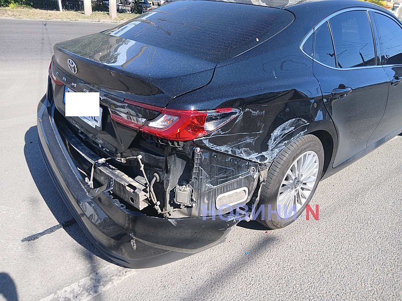 Toyota не пропустила MAN на кольце в Николаеве: движение затруднено Toyota не пропустила MAN на кольце в Николаеве: движение затруднено