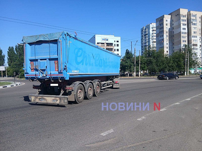 Toyota не пропустила MAN на кольце в Николаеве: движение затруднено Toyota не пропустила MAN на кольце в Николаеве: движение затруднено