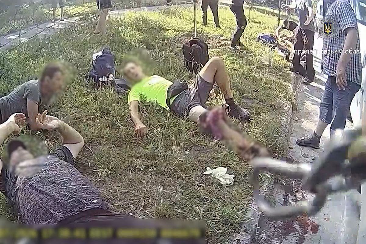 Несмотря на угрозу новых ударов, полицейские спасали людей после атаки FPV-дрона на Днепропетровщине (видео) Несмотря на угрозу новых ударов, полицейские спасали людей после атаки FPV-дрона на Днепропетровщине (видео)