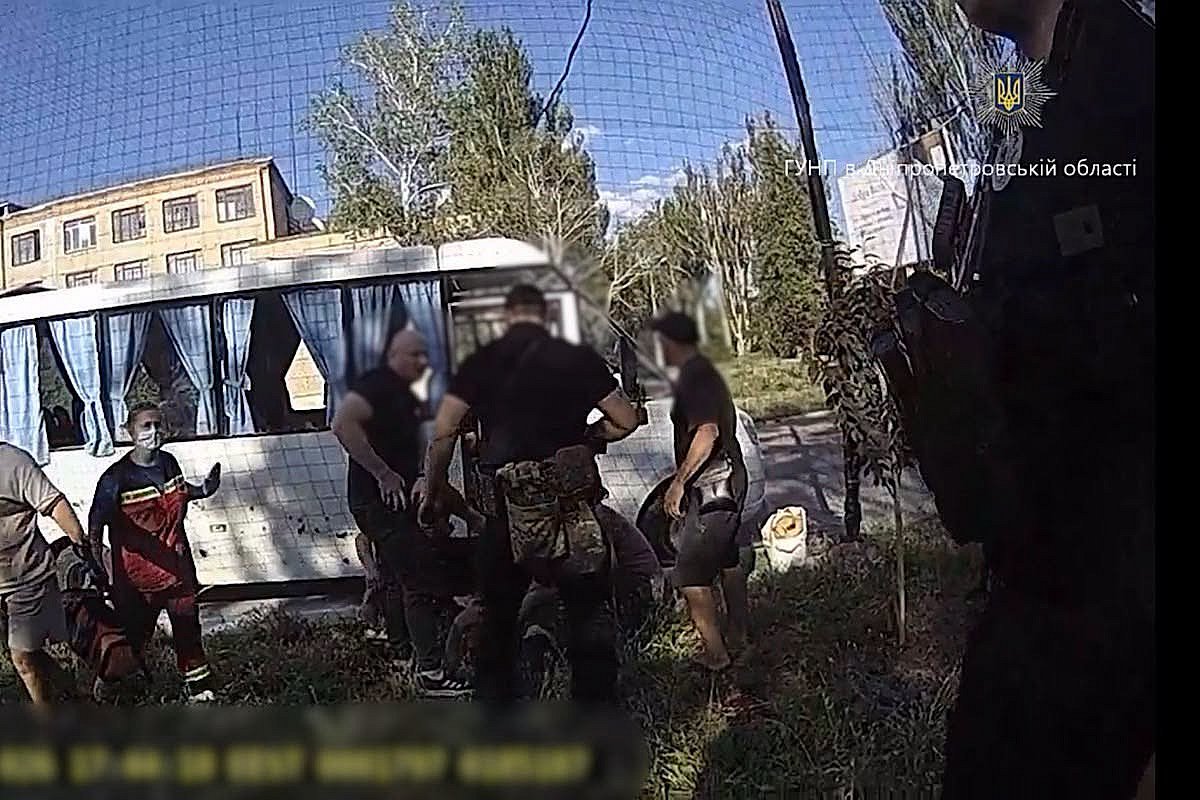 Несмотря на угрозу новых ударов, полицейские спасали людей после атаки FPV-дрона на Днепропетровщине (видео) Несмотря на угрозу новых ударов, полицейские спасали людей после атаки FPV-дрона на Днепропетровщине (видео)