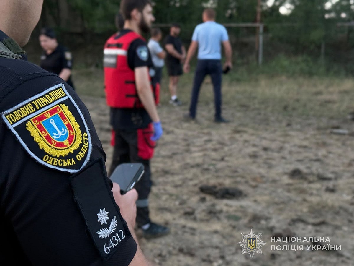 Полиция показала последствия ракетного удара по парку развлечений в Одесской области Полиция показала последствия ракетного удара по парку развлечений в Одесской области