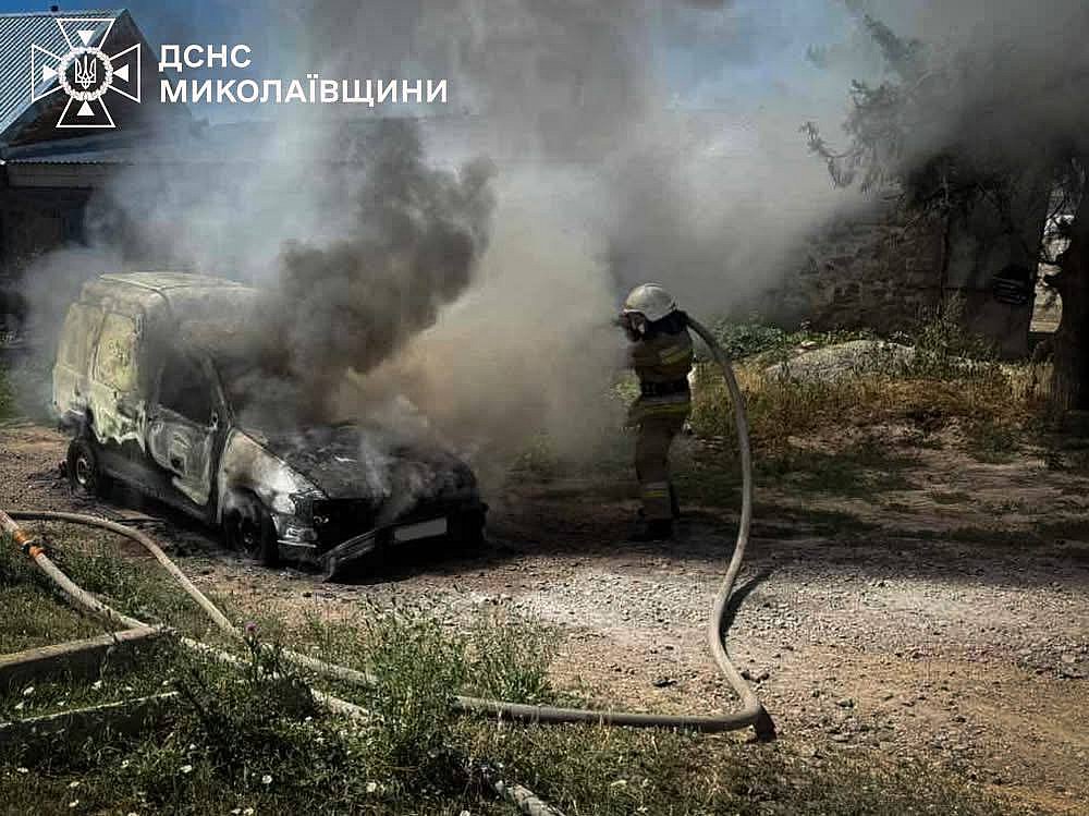 Toyota загорелась во дворе многоэтажек в Николаеве: пострадали еще два авто Toyota загорелась во дворе многоэтажек в Николаеве: пострадали еще два авто
