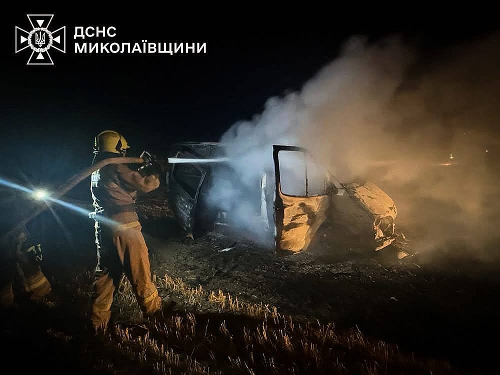 Toyota загорілась у дворі багатоповерхівок у Миколаєві: постраждали ще два авто Toyota загорілась у дворі багатоповерхівок у Миколаєві: постраждали ще два авто