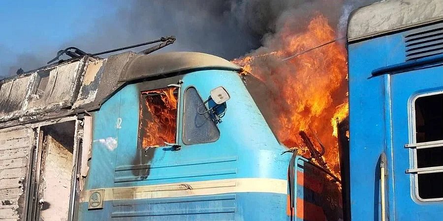 Дрон другий день поспіль атакував пасажирський потяг у Запорізькій області: поранено провідницю Дрон другий день поспіль атакував пасажирський потяг у Запорізькій області: поранено провідницю