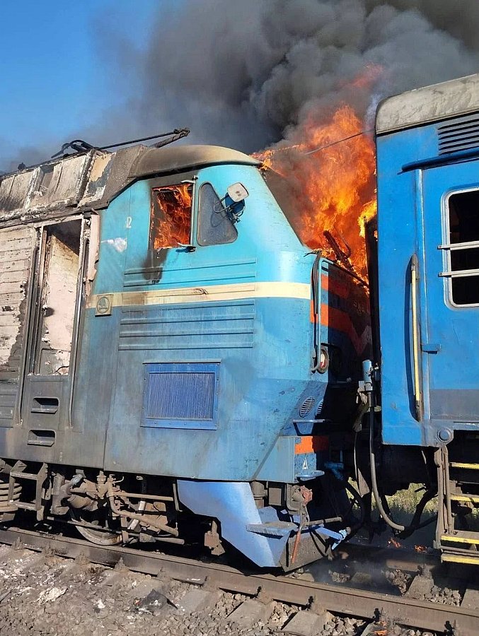 Дрон другий день поспіль атакував пасажирський потяг у Запорізькій області: поранено провідницю Дрон другий день поспіль атакував пасажирський потяг у Запорізькій області: поранено провідницю