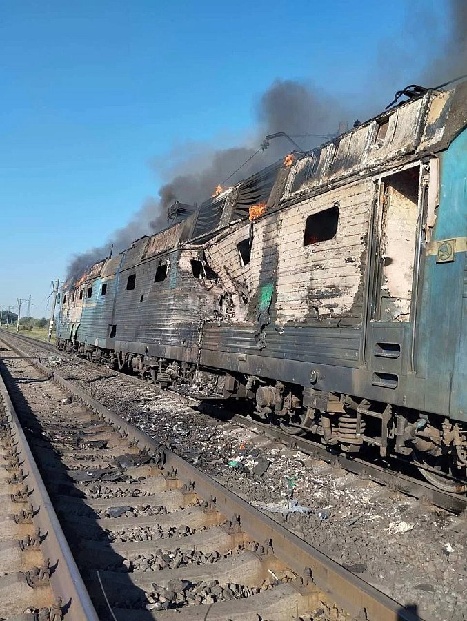 Дрон другий день поспіль атакував пасажирський потяг у Запорізькій області: поранено провідницю Дрон другий день поспіль атакував пасажирський потяг у Запорізькій області: поранено провідницю