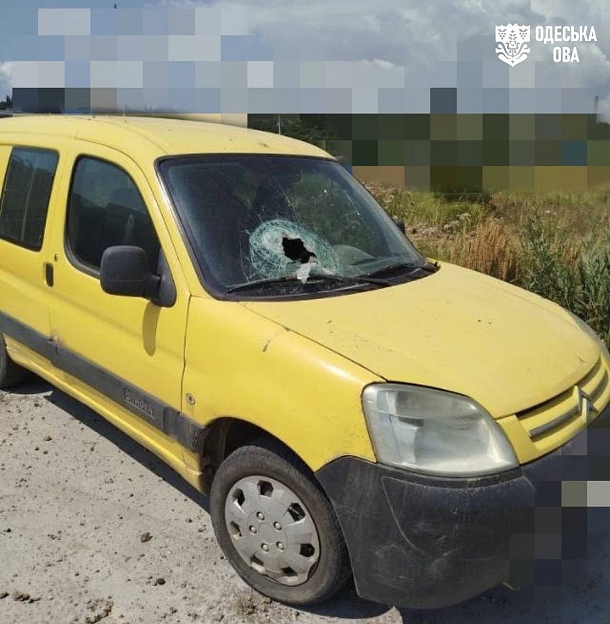 Росіяни вдень ударили балістикою по Одесі: є постраждалий, пошкоджено автомобілі (фото) Росіяни вдень ударили балістикою по Одесі: є постраждалий, пошкоджено автомобілі (фото)