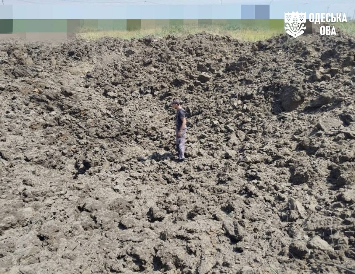 Росіяни вдень ударили балістикою по Одесі: є постраждалий, пошкоджено автомобілі (фото) Росіяни вдень ударили балістикою по Одесі: є постраждалий, пошкоджено автомобілі (фото)