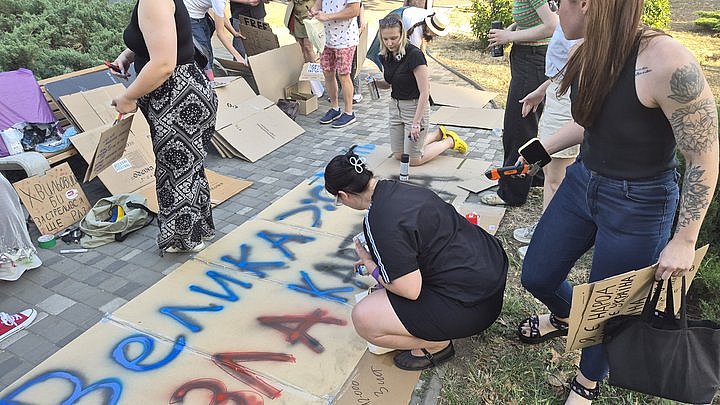 В Николаеве четвертый день протестуют против увольнения министра (фото) В Николаеве четвертый день протестуют против увольнения министра (фото)