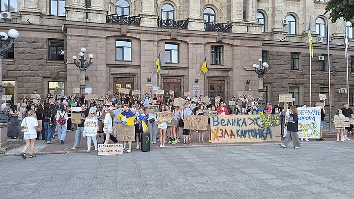 В Николаеве четвертый день протестуют против увольнения министра (фото) В Николаеве четвертый день протестуют против увольнения министра (фото)