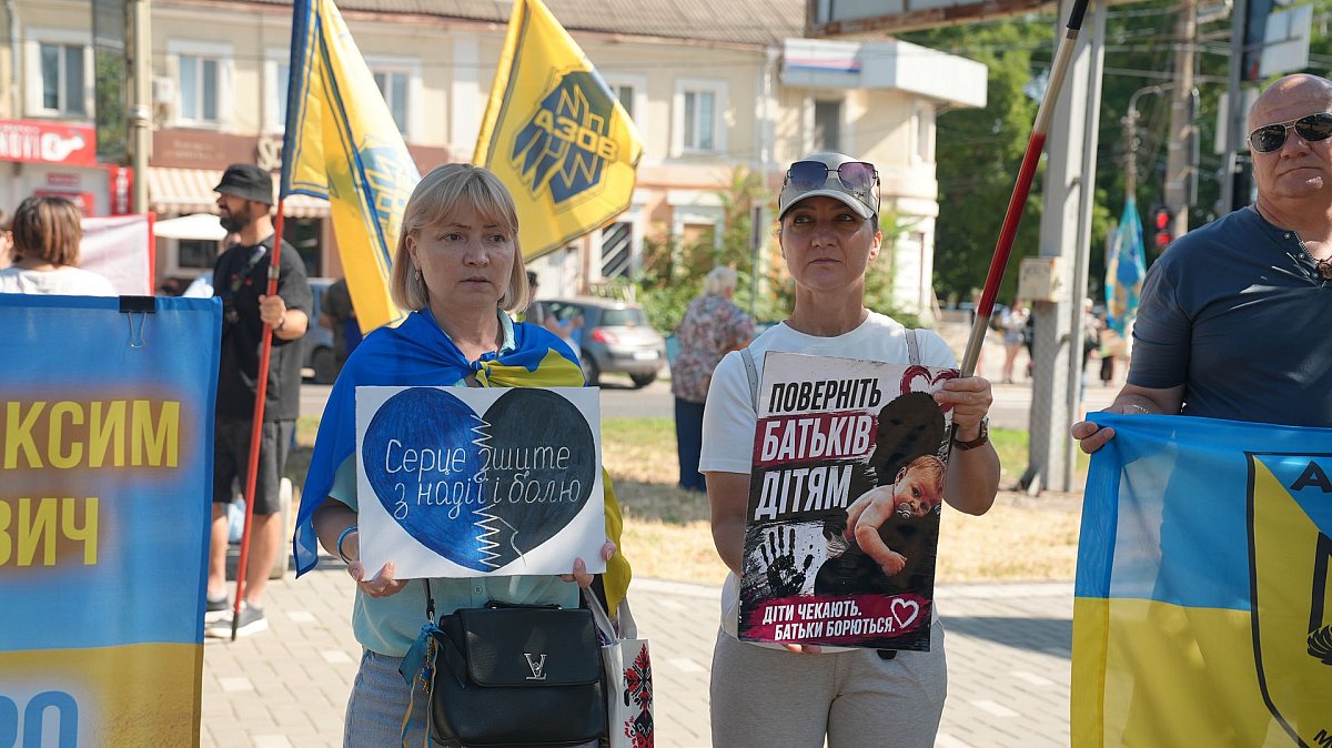 В Николаеве прошла акция в поддержку военнопленных и пропавших без вести В Николаеве прошла акция в поддержку военнопленных и пропавших без вести