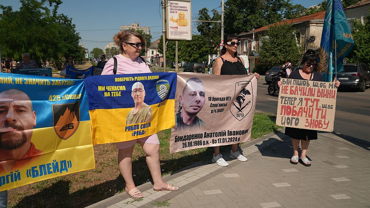 В Николаеве прошла акция в поддержку военнопленных и пропавших без вести В Николаеве прошла акция в поддержку военнопленных и пропавших без вести