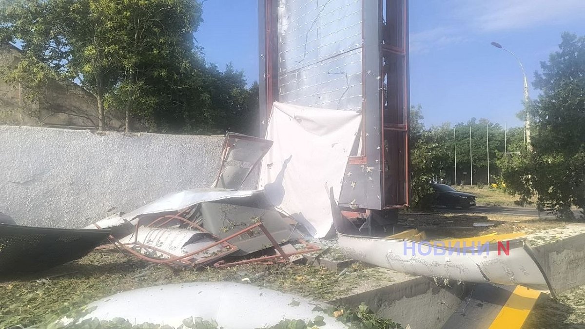 Появились первые фото последствий атаки на АЗС в Николаеве Появились первые фото последствий атаки на АЗС в Николаеве