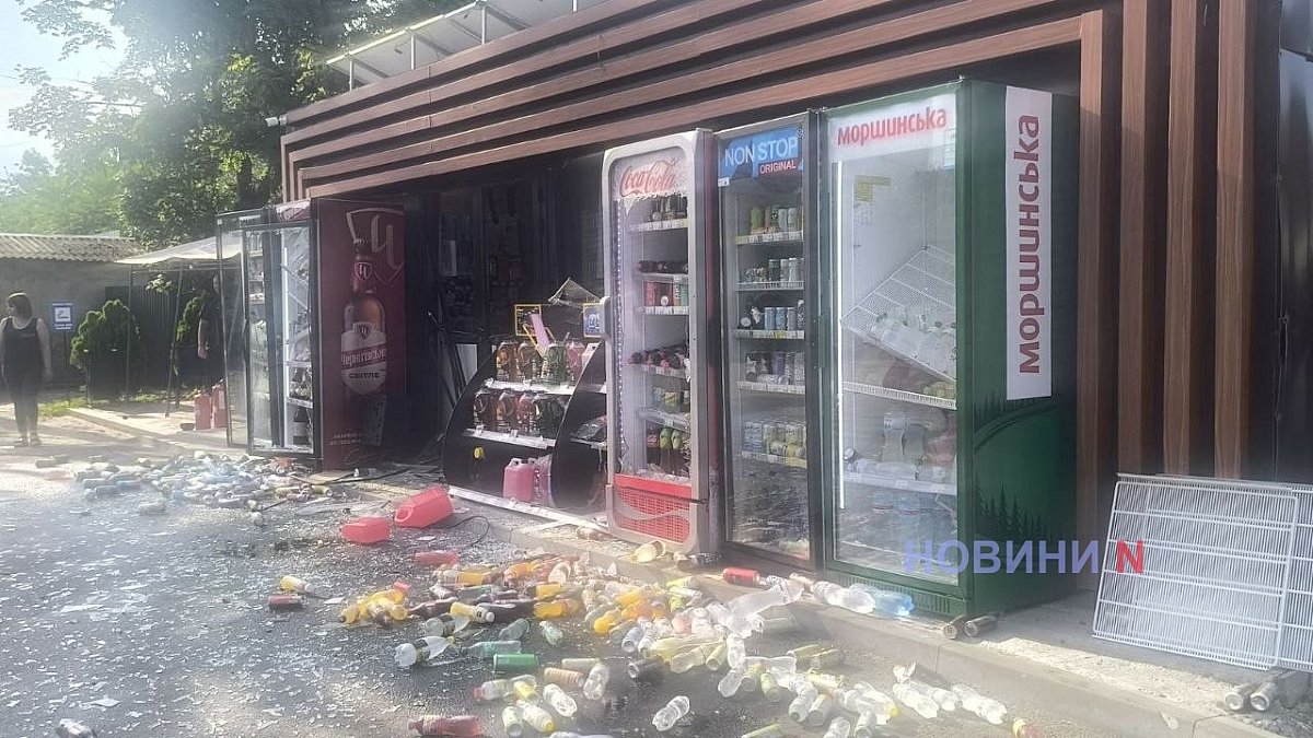 Появились первые фото последствий атаки на АЗС в Николаеве Появились первые фото последствий атаки на АЗС в Николаеве