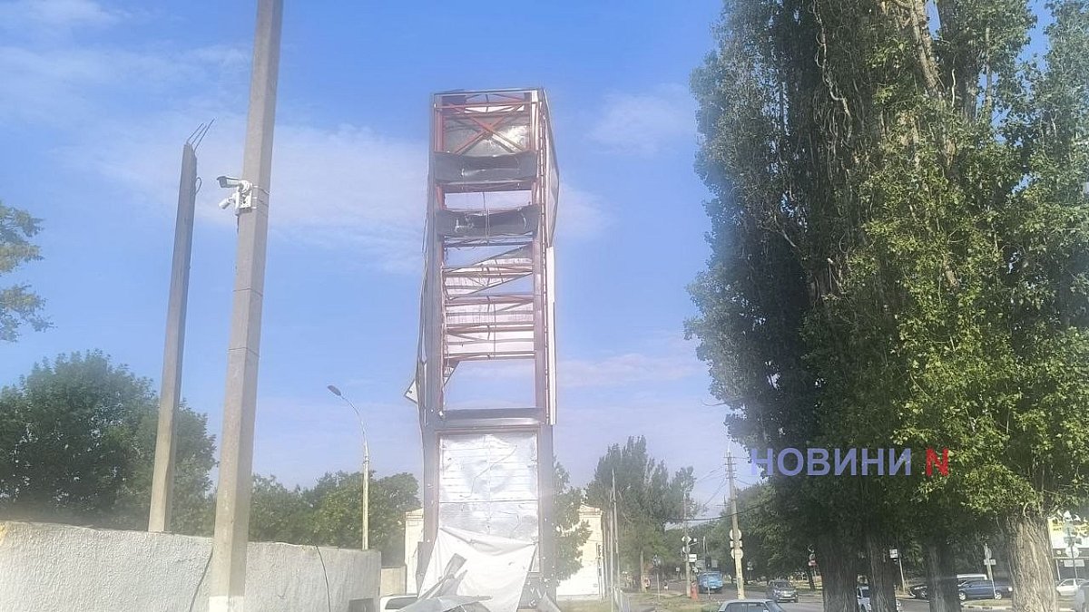 Появились первые фото последствий атаки на АЗС в Николаеве Появились первые фото последствий атаки на АЗС в Николаеве