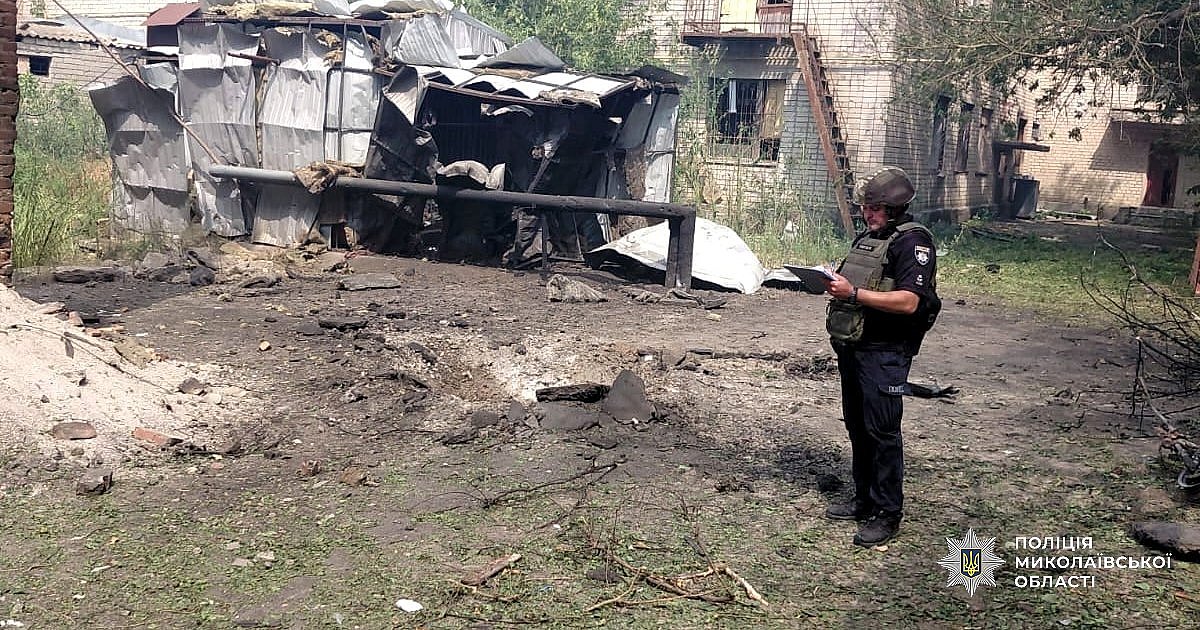 Атака на Очаків із постраждалою: з'явилися фото з місця удару Атака на Очаків із постраждалою: з'явилися фото з місця удару