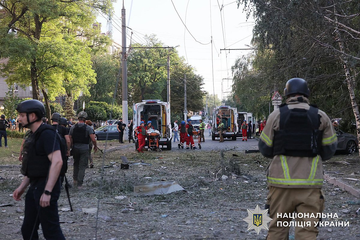 Росія нанесла понад тисячу ударів по Запорізькій області за сутки: загинуло троє людей, 47 поранено Росія завдала понад тисячу ударів по Запорізькій області за добу: загинуло троє людей, 47 поранено