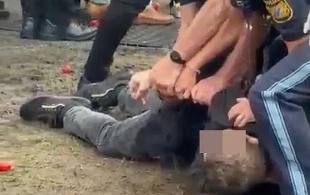 В Баварии мужчина бросил помидор в премьер‑министра (фото) В Баварии мужчина бросил помидор в премьер‑министра (фото)