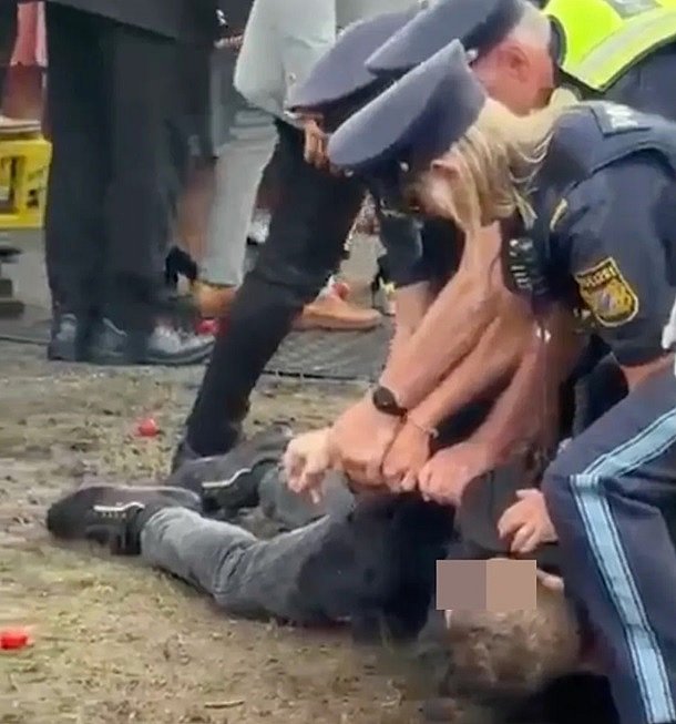 В Баварии мужчина бросил помидор в премьер‑министра (фото) В Баварии мужчина бросил помидор в премьер‑министра (фото)