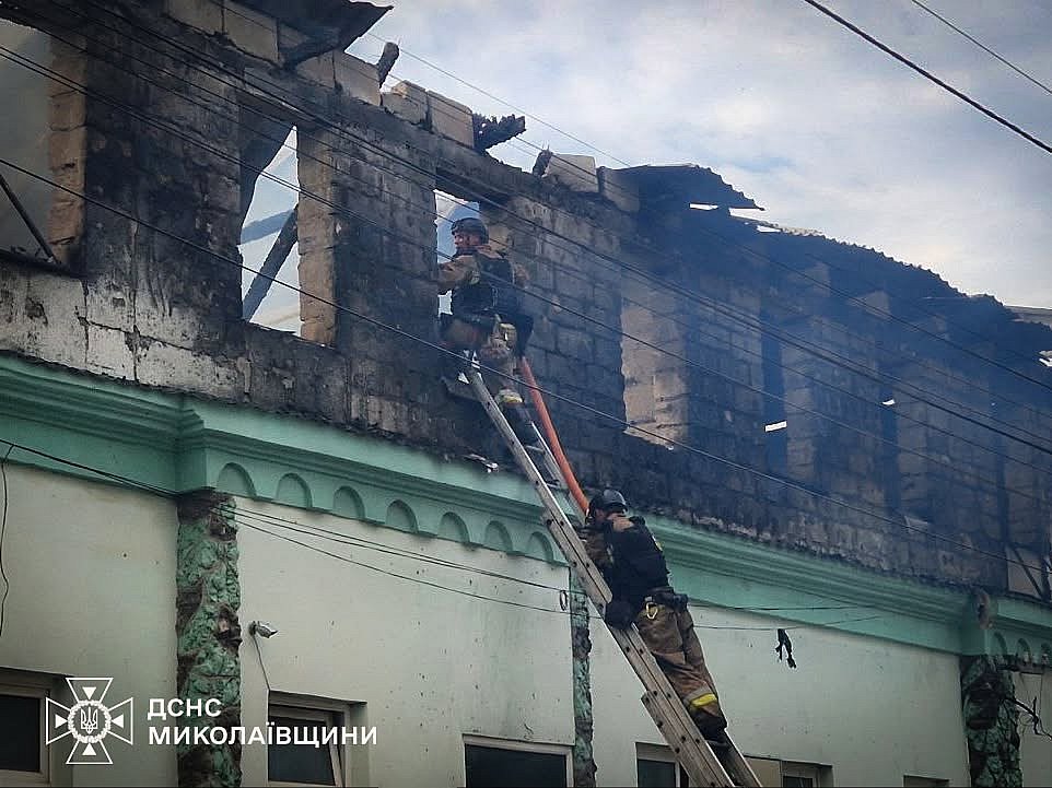 Армия РФ второй раз за день атаковала Очаков: вспыхнул масштабный пожар (видео) Армия РФ второй раз за день атаковала Очаков: вспыхнул масштабный пожар (видео)