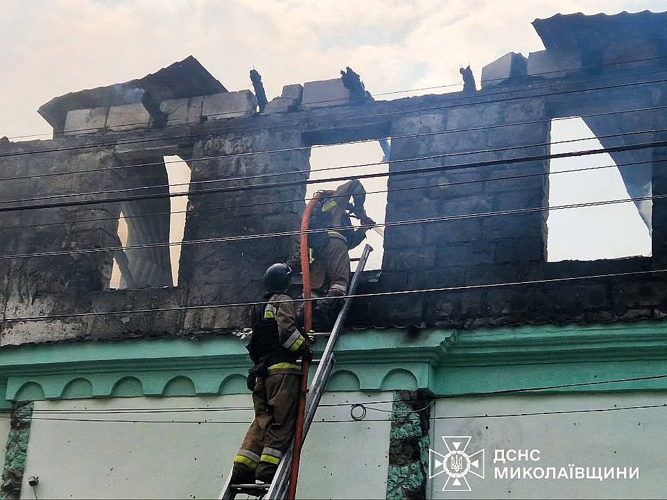 Армия РФ второй раз за день атаковала Очаков: вспыхнул масштабный пожар (видео) Армия РФ второй раз за день атаковала Очаков: вспыхнул масштабный пожар (видео)