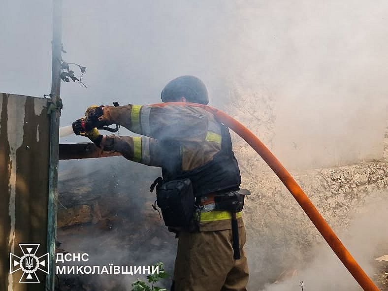 Армия РФ второй раз за день атаковала Очаков: вспыхнул масштабный пожар (видео) Армия РФ второй раз за день атаковала Очаков: вспыхнул масштабный пожар (видео)