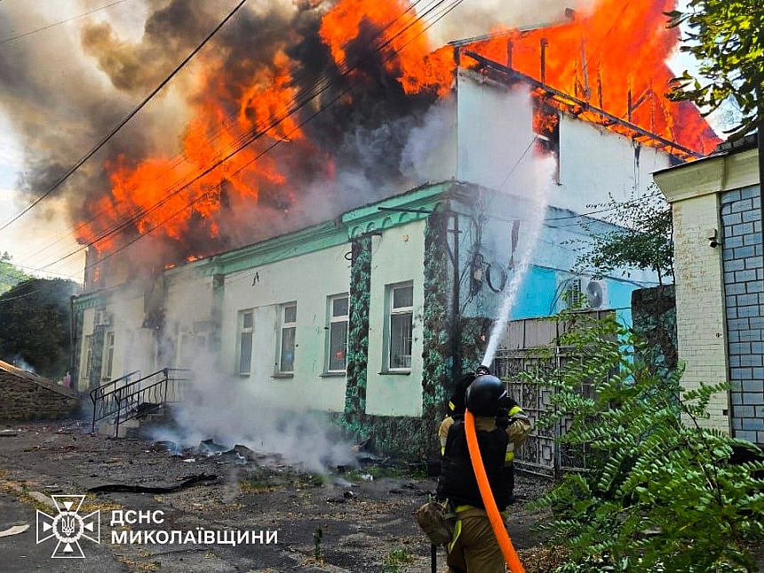 Армия РФ второй раз за день атаковала Очаков: вспыхнул масштабный пожар (видео) Армия РФ второй раз за день атаковала Очаков: вспыхнул масштабный пожар (видео)