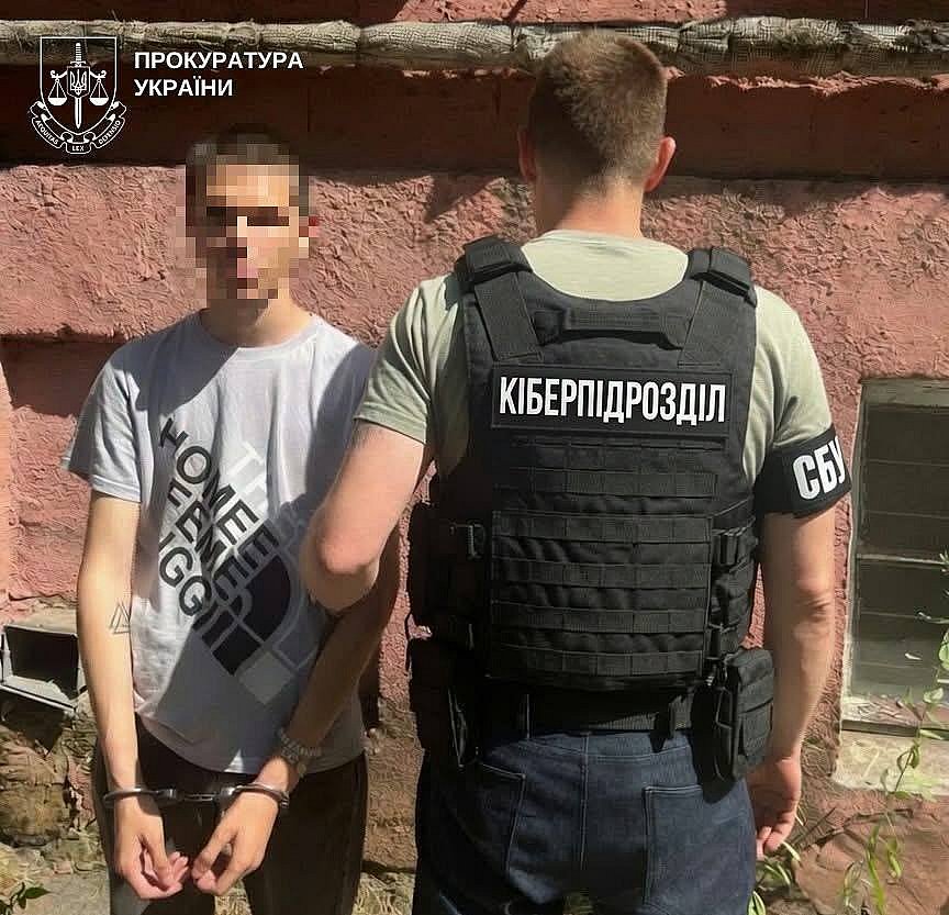 У Миколаєві затримали студента, якого підозрюють у реєстрації Starlink для спецслужб РФ У Миколаєві затримали студента, якого підозрюють у реєстрації Starlink для спецслужб РФ