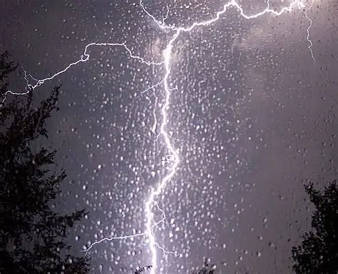 Жителів Миколаєва та області попередили про грози, град і шквальний вітер Жителів Миколаєва та області попередили про грози, град і шквальний вітер