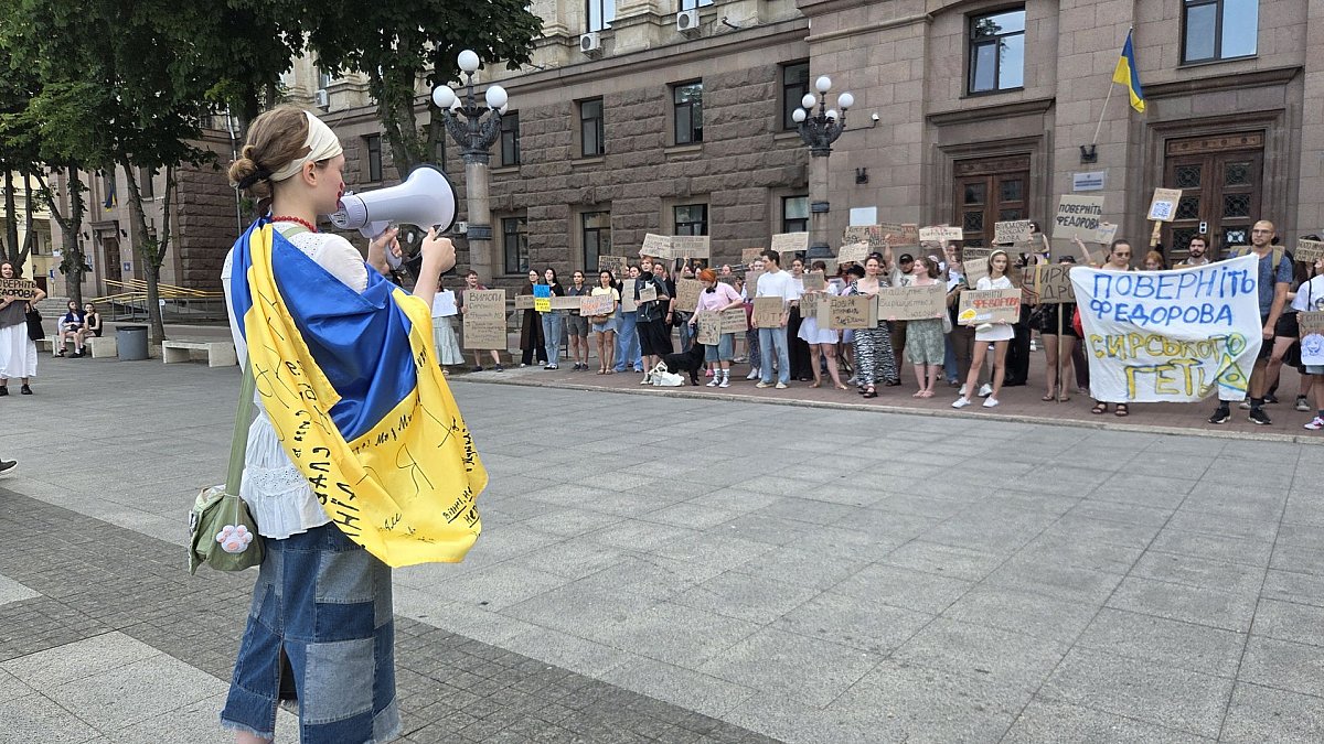 Николаевцы в пятый раз вышли на митинг против указов Зеленского Николаевцы в пятый раз вышли на митинг против указов Зеленского