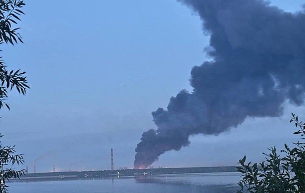 У російському Липецьку спалахнула пожежа після атаки: що горить У російському Липецьку спалахнула пожежа після атаки: що горить