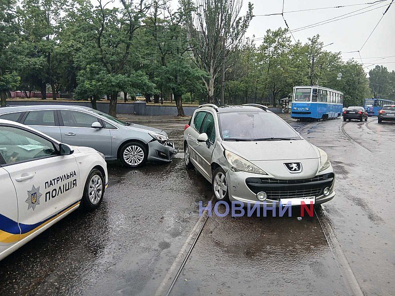 В Николаеве из-за аварии заблокировано движение трамваев В Николаеве из-за аварии заблокировано движение трамваев