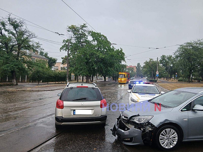 В Николаеве из-за аварии заблокировано движение трамваев В Николаеве из-за аварии заблокировано движение трамваев