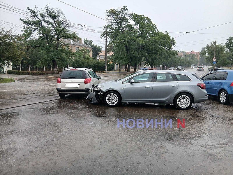 У Миколаєві через аварію заблоковано рух трамваїв У Миколаєві через аварію заблоковано рух трамваїв