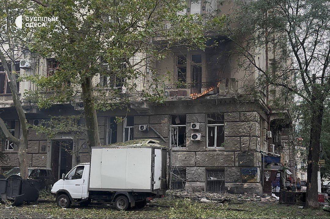 У центрі Одеси після російського удару пошкоджено житловий будинок, є поранені. ОНОВЛЕНО У центрі Одеси після російського удару пошкоджено житловий будинок, є поранені. ОНОВЛЕНО