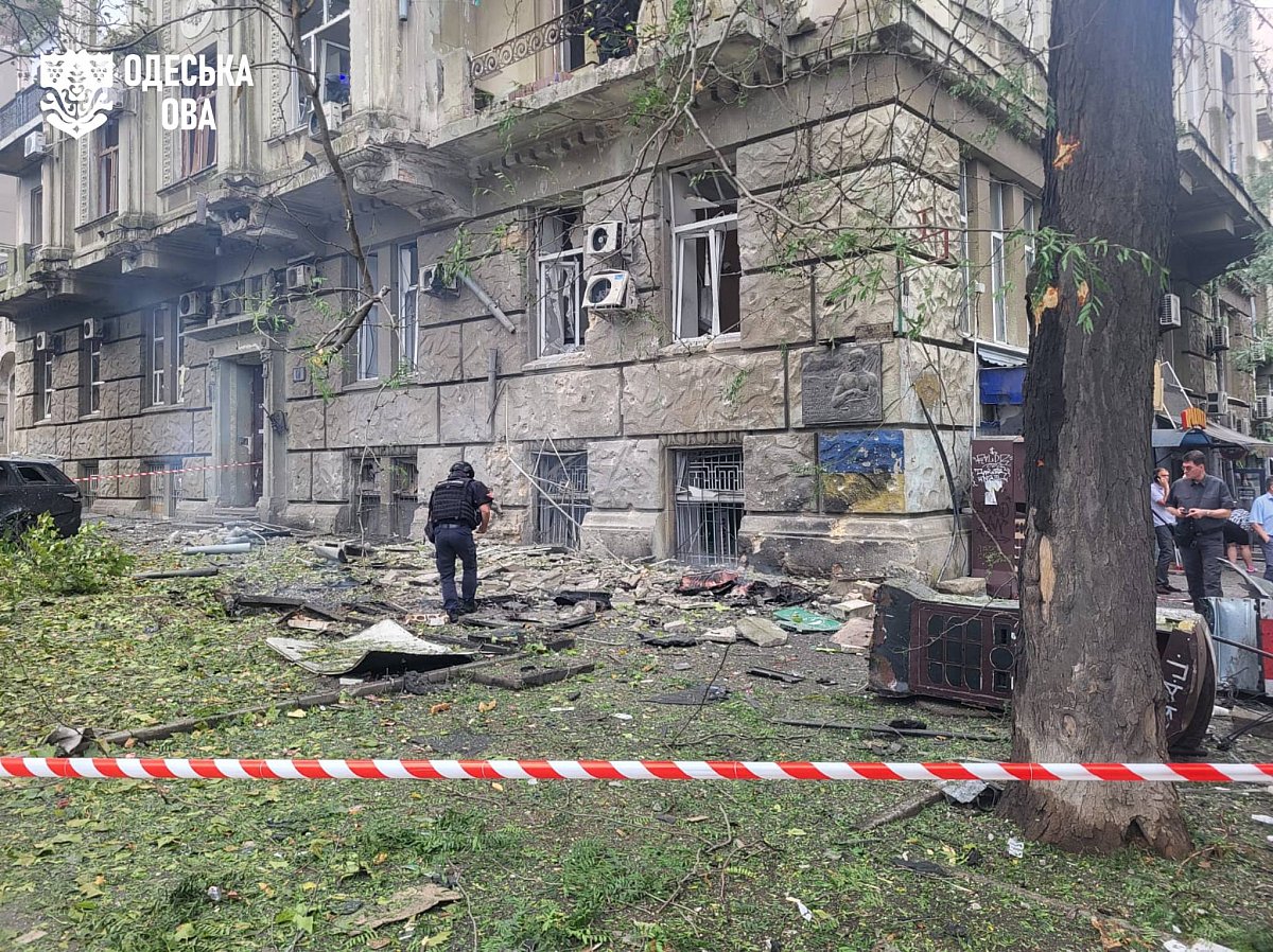 У центрі Одеси після російського удару пошкоджено житловий будинок, є поранені. ОНОВЛЕНО У центрі Одеси після російського удару пошкоджено житловий будинок, є поранені. ОНОВЛЕНО