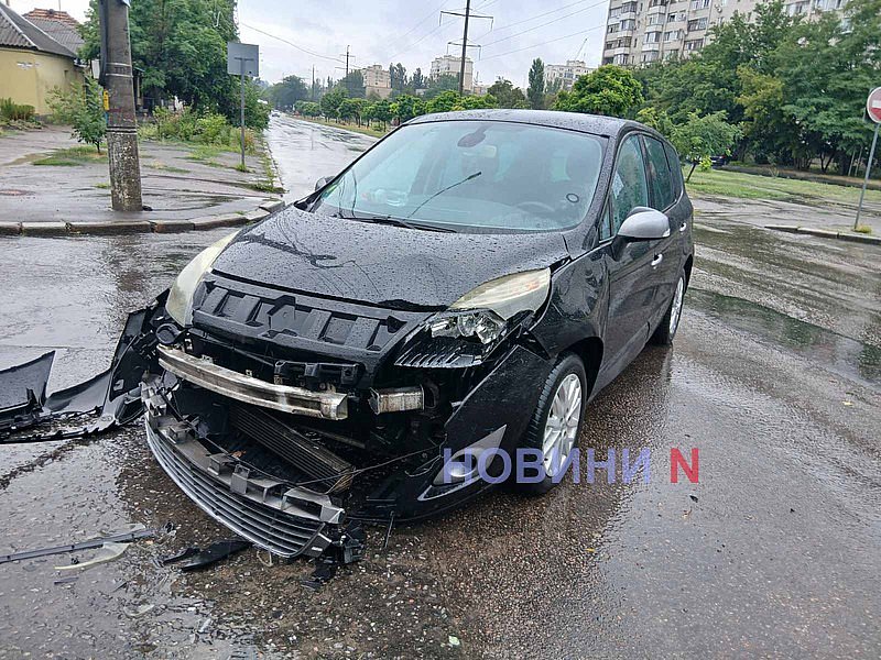 Nissan не уступил дорогу Renault в Николаеве: автомобиль вылетел на тротуар Nissan не уступил дорогу Renault в Николаеве: автомобиль вылетел на тротуар