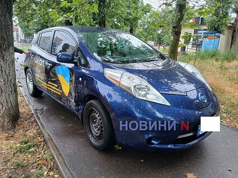 Nissan не уступил дорогу Renault в Николаеве: автомобиль вылетел на тротуар Nissan не уступил дорогу Renault в Николаеве: автомобиль вылетел на тротуар
