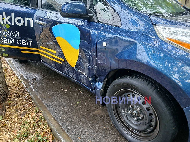 Nissan не поступився дорогою Renault у Миколаєві: автомобіль вилетів на тротуар Nissan не поступився дорогою Renault у Миколаєві: автомобіль вилетів на тротуар