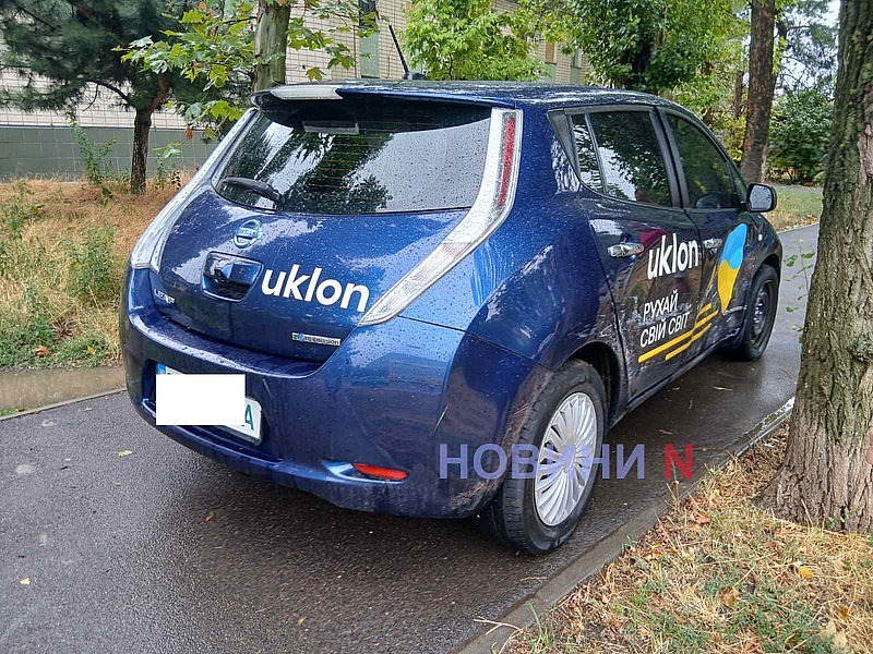 Nissan не поступився дорогою Renault у Миколаєві: автомобіль вилетів на тротуар Nissan не поступився дорогою Renault у Миколаєві: автомобіль вилетів на тротуар